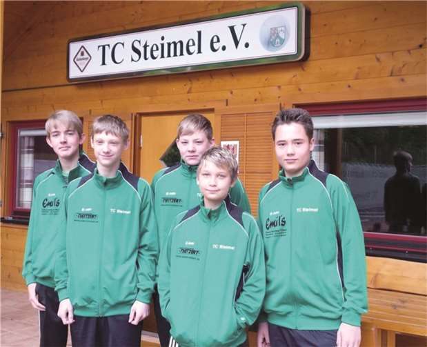 Die Mannschaft freut sich über die neuen Anzüge (v.l.): Julian Stallmann, Sven Schuh, Emil Müller, Noel Schneider und Lennart Neitzert. privat