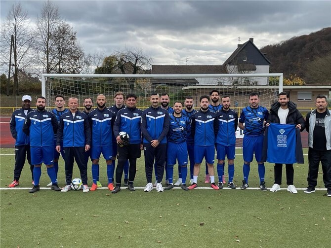 Die Mannschaft freut sich über die neuen Trainingsanzüge.  Foto: privat