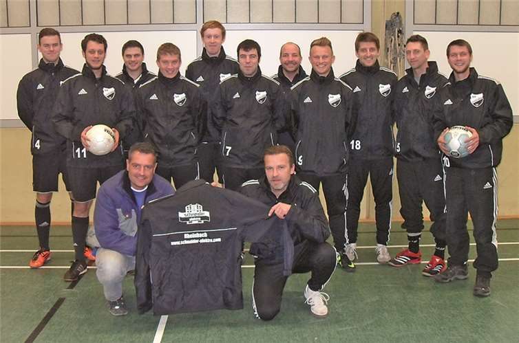 Die Mannschaft freut sich über die tollen Regenjacken (unten li.): Marc Schneider, Geschäftsführer der Elektro Schneider GmbH, (unten re): Mike Langer, Trainer der Ersten Herrenmannschaft. privat