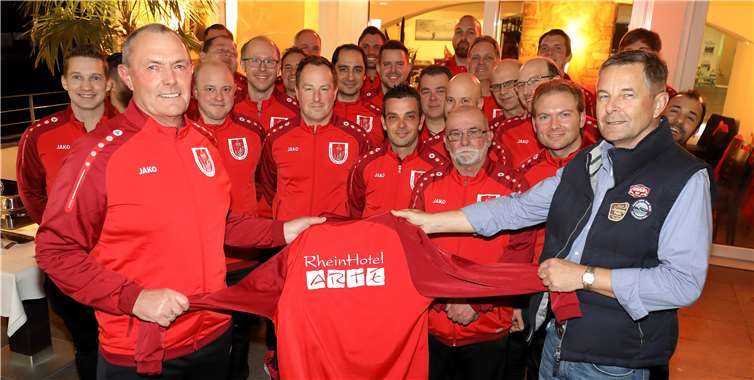 Die Mannschaft freut sich über ihre neuen Trikots. Foto: Thorsten Stephan