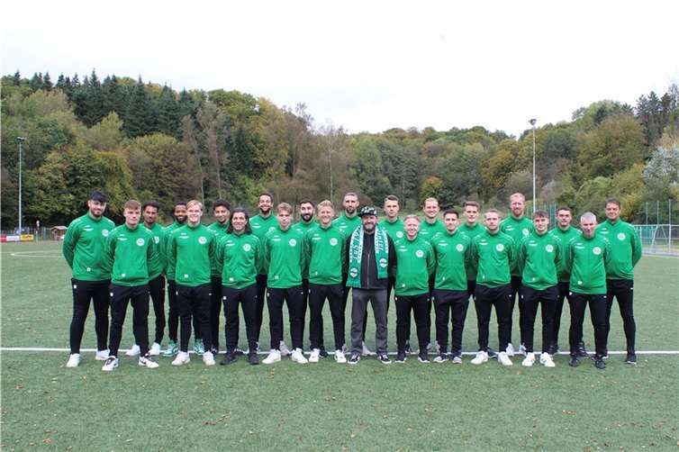 Die Mannschaft freute sich über die neuen Trainingsanzüge.  Fotos: TuS Oberwinter