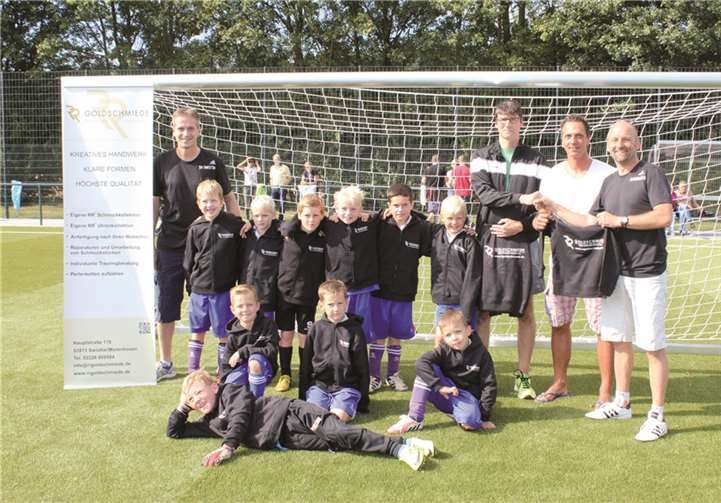 Die Mannschaft freute sich über die neuen Trainingsjacken, v.r. Ralph Retterath, Tom Rieger und Frank Buhl sowie Ingo Puch, l.privat