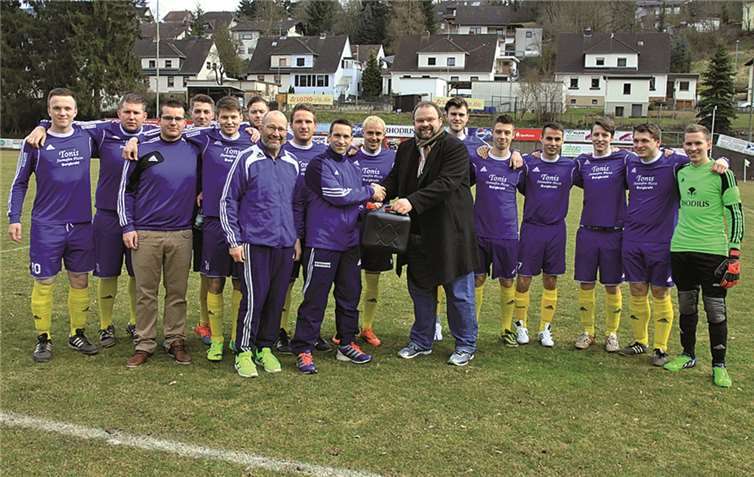 Die Mannschaft gemeinsam mit Mario Scharrenbach. privat