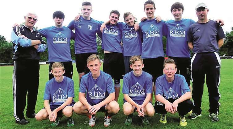Die Mannschaft (hintere Reihe, v.li.): Sportlehrer und Trainer Peter Reif, Janosch Weiß, Valon Rexhaj, Alexander Fischer, Pascal Fahrländer, Nico Zirvas, Stephan Weber und Realschullehrer Harald Reif, (vordere Reihe, v.li.): Fabian Appel, Nico Roth, Marius Appel und Dennis Kienitz. privat