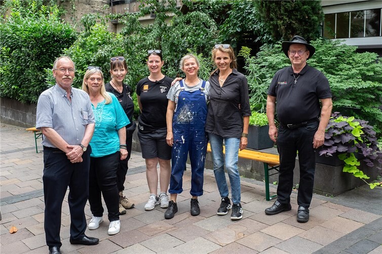 Die Mannschaft im Brunnenhof