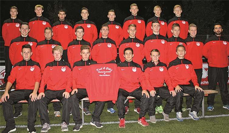 Die Mannschaft in ihren neuen Präsentationsanzügen (oben v.li.): Jannic Steinert, Benedikt Gerold, Hussein Jeha, Julian Ferdinand, Jannik Stamm, Kim Krieghoff, Tino Balle, Aljoscha Wißfeld; (Mitte v.li.): Trainer Pascal Stolarczyk, Trainer Michael Jarski, Jannik Jarski, Alexander Kurz, Tim Krapf, Lazlo Wilhelmi, Leon Bonah, Jannik Hahn, Trainer Volkan Simsek; (unten v.li.): Julian Schulze, Nico Klimek, Dominik Maurer, Zeno Berger, Andre Michael und Tino Münch. Es fehlt: Nils Feling. privat