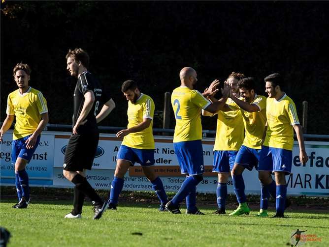 Die Mannschaft jubelte beim Tor zum 2:1.