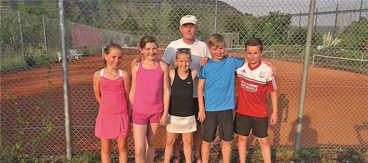 Die Mannschaft mit Erfolgscoach Willi Immecke v.l. Judith Modigell, Elisa Pohle, Jule Perscheid, Tom Perscheid und Max Bretz.Privat