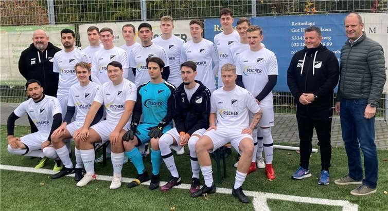 Die Mannschaft mit Sponsor Wolfgang Fischer (re.). Quelle: SV Adendorf