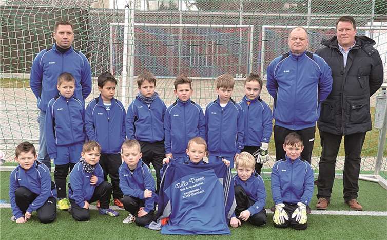 Die Mannschaft mit Trainern und dem Sponsor der Trainingsanzüge.TuRa Oberdrees