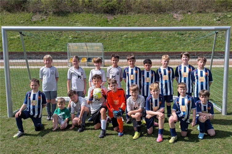 Die Mannschaft mit den Gästen von der DJK Plaidt. Für die JSG Nickenich/Eich/Kell spielten: hinten v.l. Till Hahn, Romy Schmitz, David Nonn, Noah Mosen, vorne v.l. Fan Jannis Lespagnol, Jannis Bour, Kijell Ilkay Külahcioglu, Luke Pfeiffer