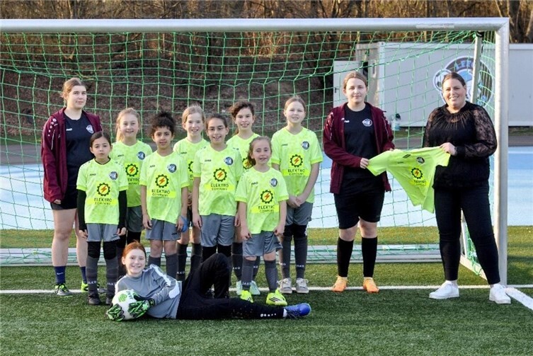 Die Mannschaft mit den Trainerinnen Pia Danne und Leonie Heß,rechts außen Sabrina Heß – Elektro Company