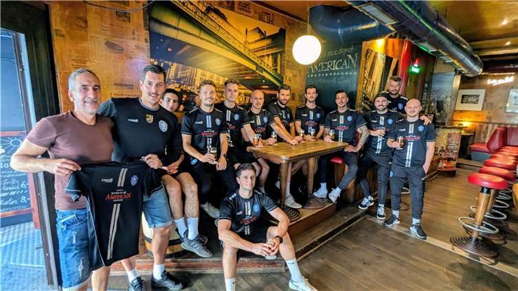 Die Mannschaft mit den neuen Trikots.  Foto: HSV Neuwied