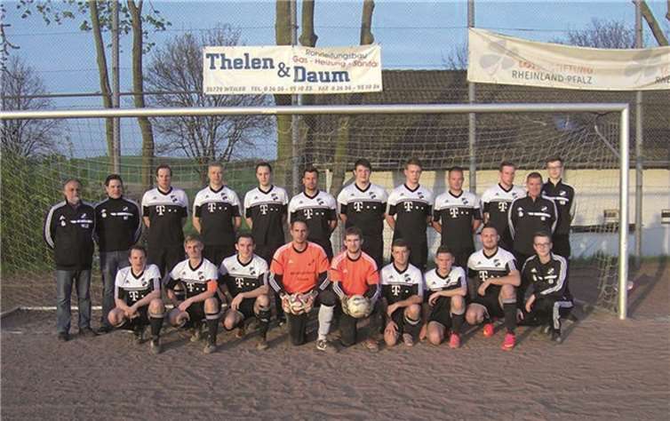 Die Mannschaft mit ihrem Trainer Hans-Georg Ziesemer (l.).privat