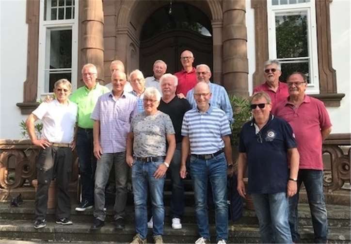 Die Mannschaft mit ihren Gastgebern auf Schloss Saarstein.