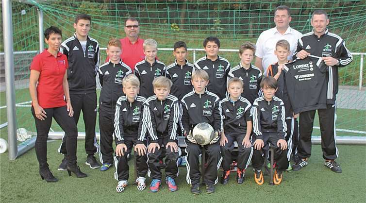 Die Mannschaft mit ihren neuen Trainingsanzügen. privat