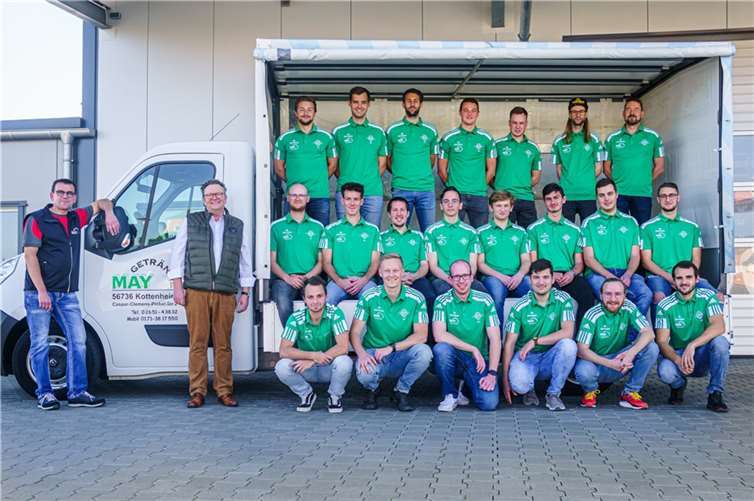 Die Mannschaft mit ihrenn neuen Poloshirts.Copyright: Axel Live Pictures