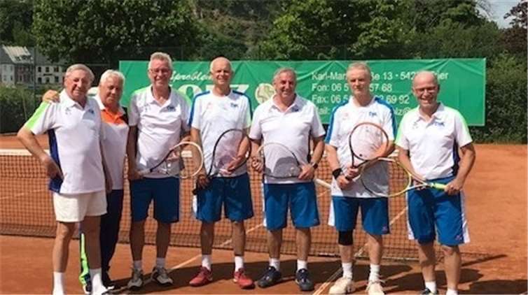 Die Mannschaft nach dem Sieg in Saarburgund dem Aufstiegv.l.n.r Karl Liebl, Ottmar Pinter, Walter Biesenthal, Werner Schweitzer,Heinz Ternes, Manfred Fischer und Georg Hollmann. Fotos: privat