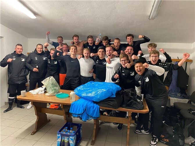 Die Mannschaft nach dem Sieg in der Kabine.  Foto: privat