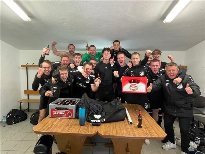 Die Mannschaft nach dem Spiel in der Kabine.  Quelle: SV Adendorf