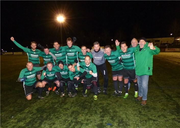 Die Mannschaft nach dem Spiel mit dem 1. Vorsitzenden Erich Radermacher und Betreuer Eddy Gube. Foto: privat