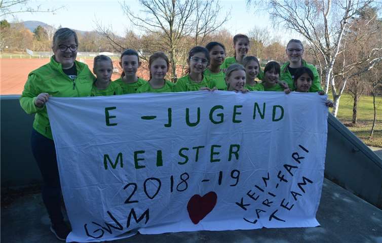 Die Mannschaft nach dem Spiel mit ihrem Meisterbanner.Foto: Anke Bous