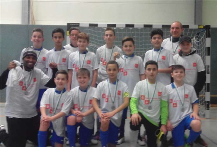 Die Mannschaft nach ihrem Sieg gegen die Spfr. Eisbachtal bei der Siegerehrung.privat