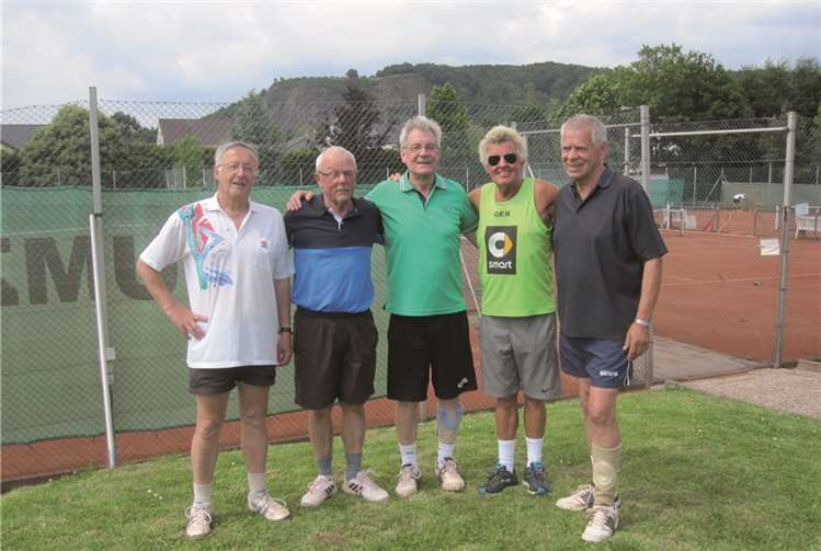 Die Mannschaft nach ihrem letzten Spiel in Remagen (11:3) (v.l.): Herbert Weber, Ali Kohlbecher, Klaus-Peter Hahnel, Erich Deboy und Manfred Claessen. privat