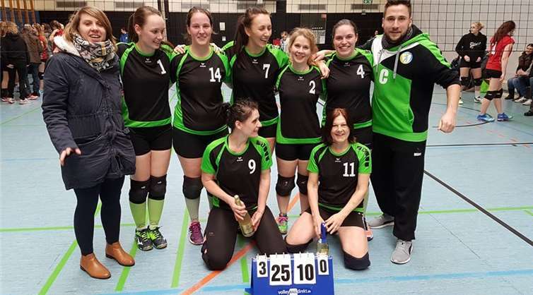 Die Mannschaft: oben (v.l.) Sonja Goetz, Annika Kremin, Meike Ruß, Anna Breise, Sarah Eickhoff, Svenja Broch, Trainer Georg Münz; unten: Olga Sprink-Meniw und Petra Worm.privat