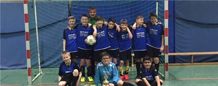 Die Mannschaft (o.v.li.): Cedric Thiesen, Paul Schmitten, Finn Dreeser, Leon Lenz, Conrad Bratke, Paul Claesgens, Erik Lechner. (u.v.li.): Ferdi Nikolayczik, Benedikt Cläsgens, Achmed Baker, Übungsleiter Guido Schmitten. Privat