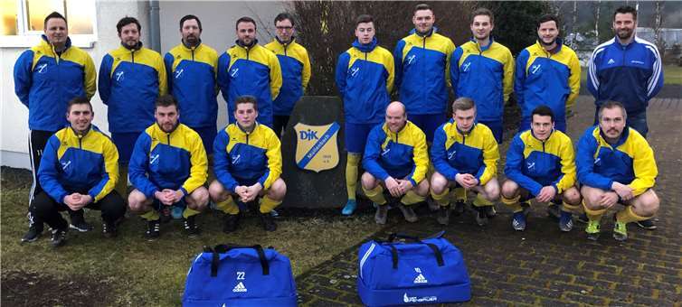 Die Mannschaft präsentiert ihre neuen Regenjacken. Neue Sporttaschen erhielt die Mannschaft von Daniel Göbel.Fotos: privat