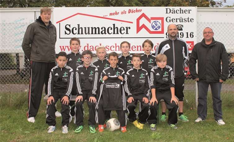 Die Mannschaft präsentiert sich mitsamt ihren Trainern Torsten Bolz und Bernd Thome sowie dem großzügigen Sponsor Jürgen Schumacher.privat