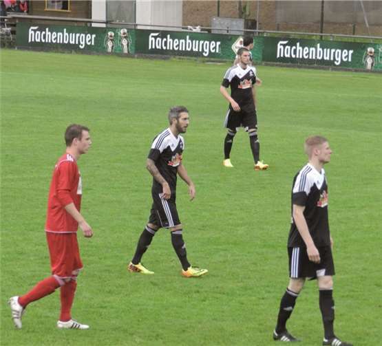 Die Mannschaft um Kapitän John Rausch (Bildmitte) ging in Eisbachtal als verdienter Sieger vom Platz. privat