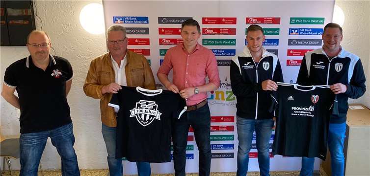 Die Mannschaft um Kapitän Tobias Nikolay sowie der gesamte VfB bedankten sich für die Trikots.Quelle: VfB Linz