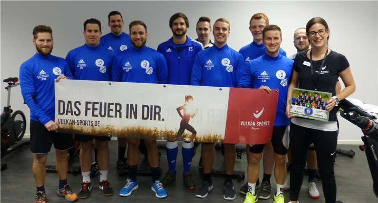 Die Mannschaft um Trainer Patrick Melcher (links) bedankte sich bei den Inhabern Lukas Grezella und Melanie Büser und überreichten Trainerin Katharina Weichert obligatorisch ein gerahmtes Mannschaftsbild.privat