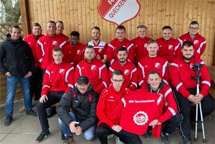 Die Mannschaft um Trainer Uwe Müller freut sich über neue Trainingsanzüge. Foto: privat