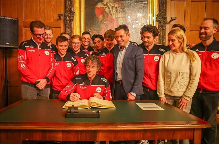 Die Mannschaft und das Funktionsteam der Kunstturnvereinigung Koblenz trugen sich im Beisein von Oberbürgermeister David Langner in das Goldene Buch der Stadt Koblenz ein. Foto: René Weiss