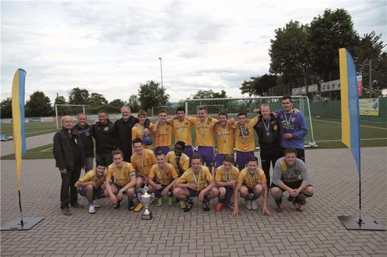 Die Mannschaft und das Team präsentieren den Pokal.