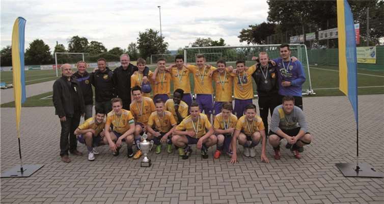 Die Mannschaft und das Team präsentieren den Pokal.