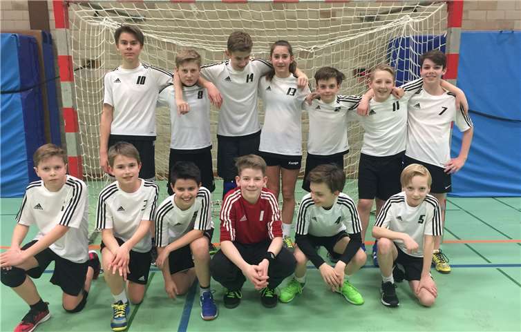 Die Mannschaft: (v. l.) Lars Brixius (10), Marc Sommer (8), Lewent Boos (14), Sophia Lepiors (13), Jonas Toygar (2), Leon Lakotta (11), Samuel Tippmann (7), Noa Buess (6), Luca Mohr (3), Nevio Mohr(5),Fabian Stumpf (1), Janis Toygar (4) und Jan Oliver Gottwald (5). privat