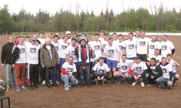 Die Mannschaft verabschiedete den scheidenden Trainer Porz.  Privat