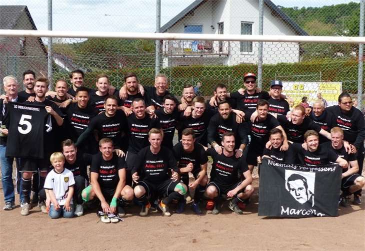 Die Mannschaft versammelte sich nach dem Aufstieg unter dem Tor.  Eduard Brust