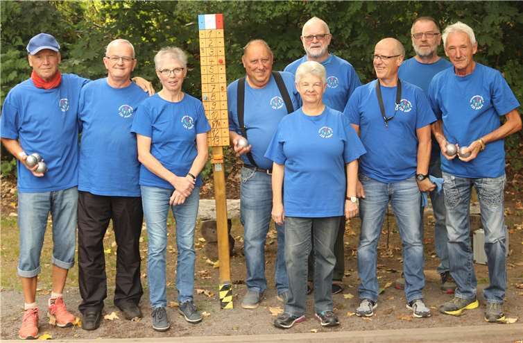Die Mannschaft (v.li.n.re.): Der Liga-Beauftragte Reiner Christ, der Abteilungsleiter Günter (Mini) Kutscher, Maria Wagler, Dieter Kutzner, Rosemarie Preissler, Helmut Wagler, Kai Konter, Bernd Möller und Yvon Gauny. Foto: privat
