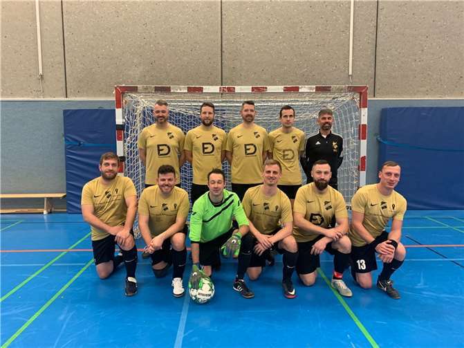 Die Mannschaft vom Hallenturnier: oben von links nach rechts: Stephan Rippel, Johannes Fondel, Timo Rippel, Johannes Mohr, Marco Alexandraunten von links nach rechts: Oliver Knoll, Thomas Pung, Dennis Hild, Christoph Müller, Malte Heins, Simon Sauer  Foto: privat