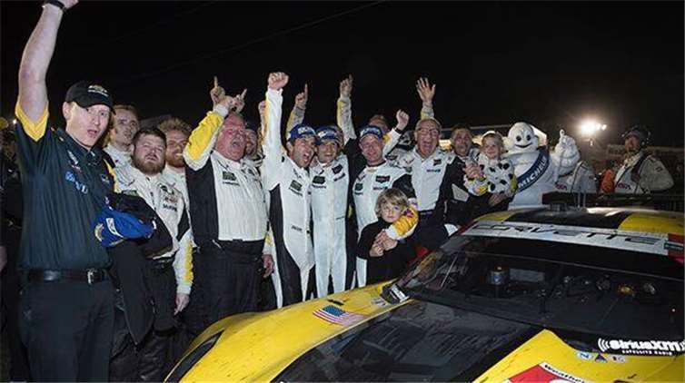 Die Mannschaft von Corvette Racing hatte am Ende allen Grund zu jubeln: Mit einem äußerst knappen Vorsprung siegten nach zwölf Rennstunden Mike Rockenfeller, Antonio Garcia und Jan Magnussen (Mitte, v. l.).  DEB