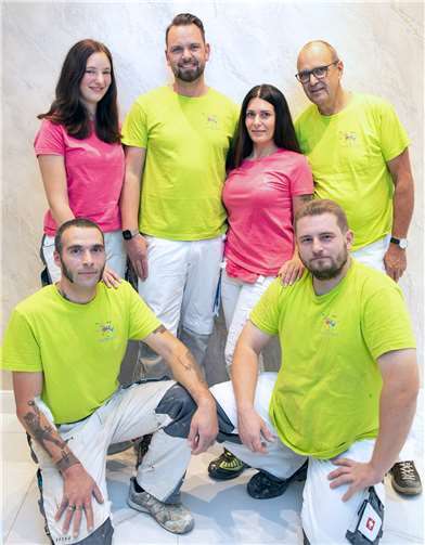 Die Mannschaft von Malermeister Dirk Heuer (stehend, Zweiter von links) hat eine ganz besondere Stärke: die Kreativität.Fotos: JOST