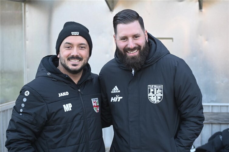 Die Mannschaft von TuS-Trainer Marc Steil (rechts) muss sich in der Relegation steigern. Foto: SK