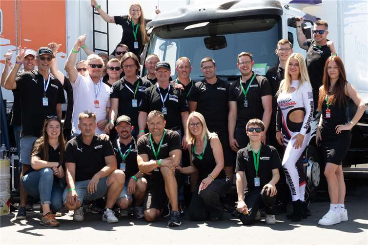 Die Mannschaft von rent2Drive-racing voller Vorfreude auf das anstehende Rennen. Foto: Andreas Krein