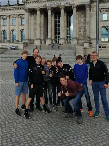 Die Mannschaft vor dem Berliner Reichstag.privat