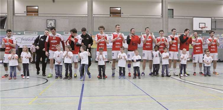Die Mannschaft vor dem Spiel mit den Nachwuchssportlern.